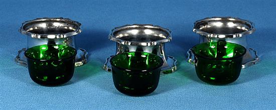 An Art Nouveau George V silver six piece cruet set, pepper height 82mm, weight 10.1oz/317grms.